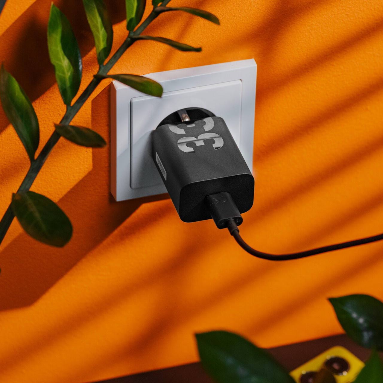 Motorola 33w punjač turbo power sa type a na type c kablom (crni)